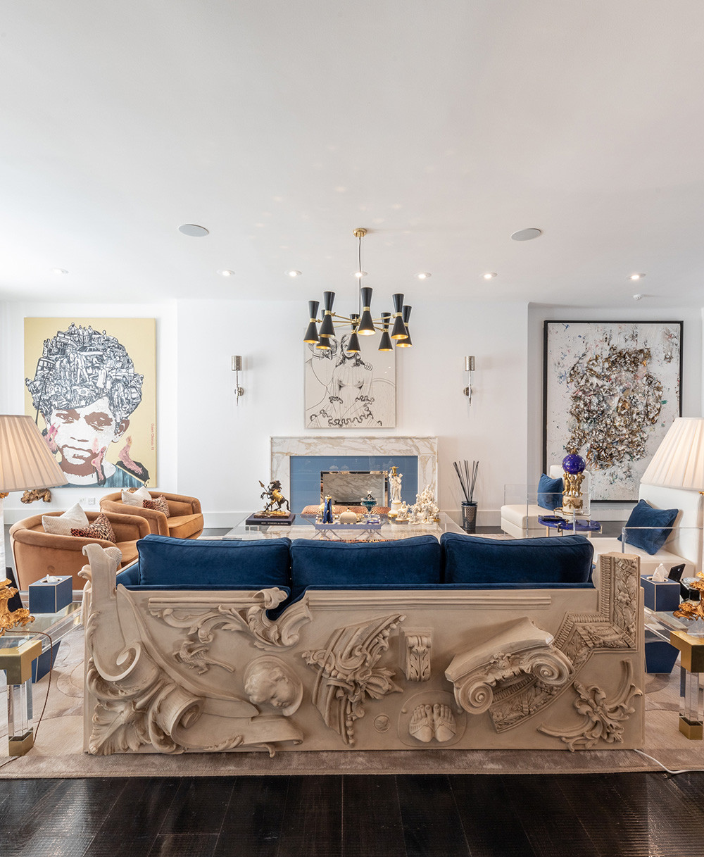 CONTEMPORARY LIVING ROOM WITH TIMELESS PIECES